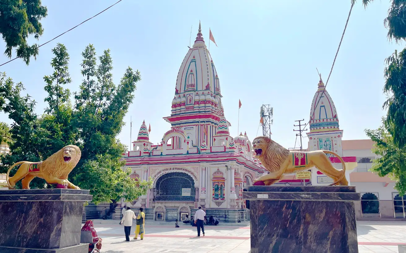 अगर भगवान कण-कण में मौजूद हैं, तो हम उन्हें मंदिरों में क्यों ढूँढ़ते हैं?